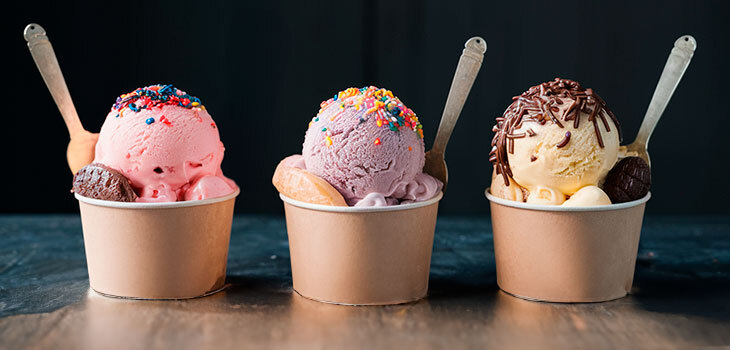 helados en vaso de diferentes sabores con variedad de toppings