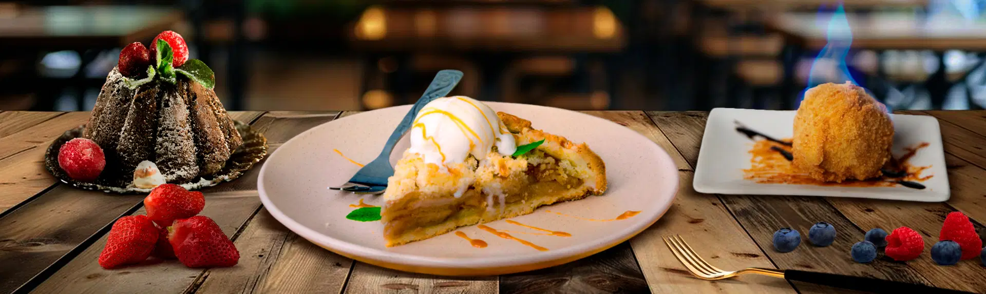 Varios postres de restaurante en exhibición sobre una mesa de madera