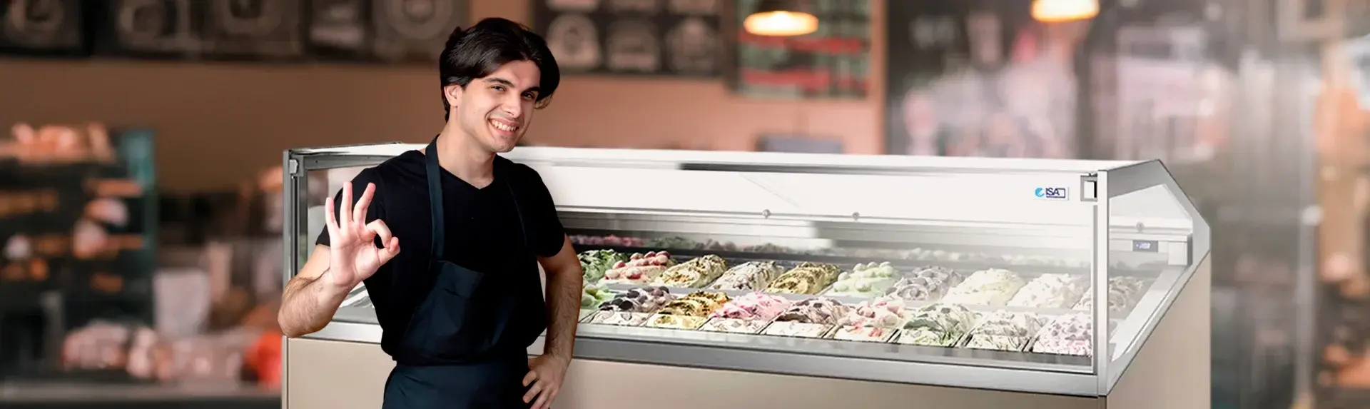 Persona al lado de una vitrina de helados