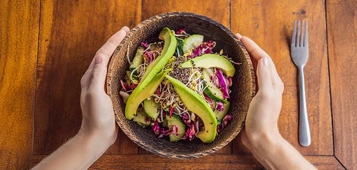 Plato de ensalada con aguacate