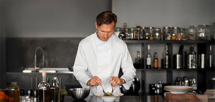 Chef preparando un plato a sus clientes